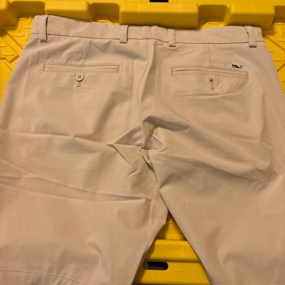 Vineyard Vines Men's Cream Flat Front Shorts - Picture 3 of 4